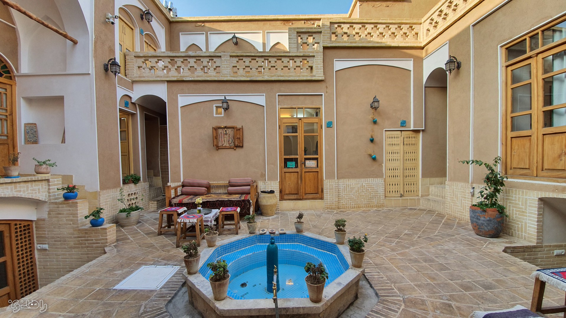 اقامتگاه بومگردی سرایِ سایه-اتاق قاجاری