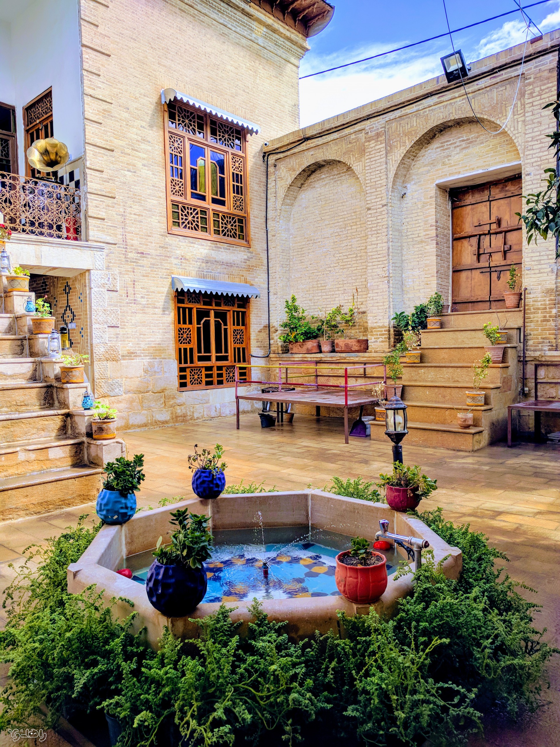 اقامتگاه بومگردی سرایِ سایه-گوشواره بالا